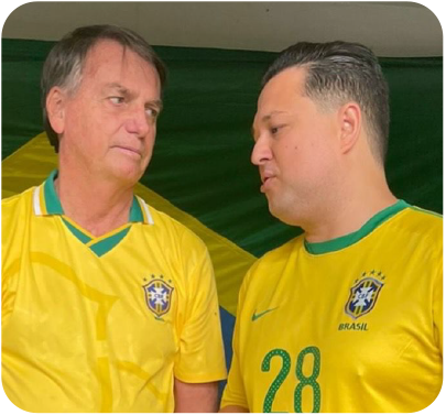 Jair Bolsonaro e Major Vitor Santos com a camisa do Brasil